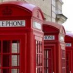 Le cabine telefoniche di Londra si trasformano in punti di ricarica solari