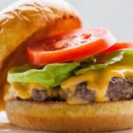 I costi nascosti dietro a un cheeseburger
