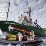 Greenpeace all'arrembaggio della piattaforma Shell