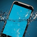 Lo smartphone cade in acqua? Come risolvere il problema