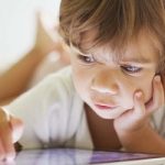 Come evitare che i nostri figli passino le giornate davanti a uno schermo?