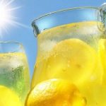 La bevanda probiotica al limone che risolve i problemi di stomaco