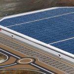 La gigantesca fabbrica di batterie ricoperta da pannelli solari: impatto zero
