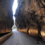 Una delle strade più belle del mondo si trova in Italia e passa dentro a una grotta