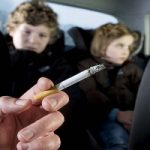 Fumo: nuove regole in arrivo. Vietato in auto con minori e multe per mozziconi