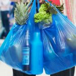 La battaglia di Legambiente contro i sacchetti di plastica: “metà sono illegali; servono più control...