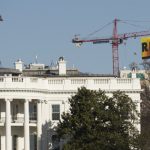 La prima protesta di Greenpeace dell’era Trump: striscione su una gru a Washington