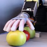 Una mano robot che riproduce il naturale tocco umano