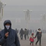 Pechino: smog e tempeste di sabbia, vietato uscire di casa
