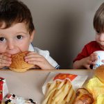 Basta pubblicità di cibo spazzatura per bambini, lo chiede l’Europa