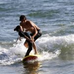 Il surf come terapia contro il disagio sociale: il campione Leonardo Fioravanti tra le onde con 30 b...