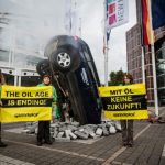 Greenpeace “pianta” un auto all'ingresso della fiera dell’auto di Francoforte