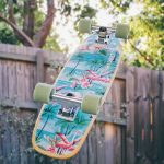 Sfrecciare dalla parte dell'ambiente con lo skateboard