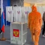 Elezioni Russia, ai seggi tra elmetti e maschere: votano Spiderman, Barbie e eroi medievali