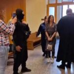 Ilaria Salis a processo a Budapest, entra in aula in catene - Video