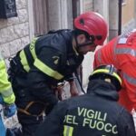 Crolla tetto nel milanese, operaio precipita e muore
