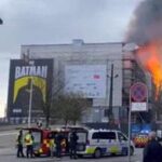 Danimarca, violento incendio alla Borsa di Copenaghen: crollata la guglia - Video
