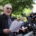 De Niro fuori dal tribunale del processo Trump: Se torna scordiamoci la libertà