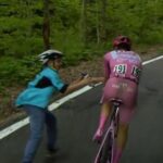 Giro d'Italia, Pogacar e la borraccia al bambino - Video