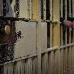 Rivolta in carcere a Benevento: Agenti feriti e altri in ostaggio, detenuti armati