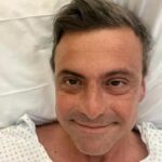 Carlo Calenda operato, selfie dal letto d'ospedale: Affettato, ma tutto bene