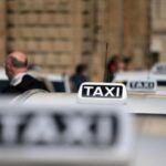 Dimentica pc su taxi a Roma, tassista chiede il riscatto