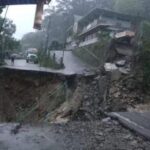 Frane e inondazioni in India, 10 morti e 2.400 turisti bloccati nella regione dell'Himalaya