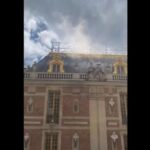 Incendio alla reggia di Versailles, densa colonna di fumo e turisti evacuati - Video