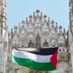 Nuovo blitz di Apuzzo, srotola bandiera della Palestina sul Duomo di Milano