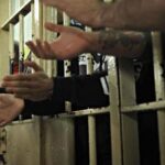 Carceri scoppiate, segretario sindacato Penitenziaria si incatena a ministero Giustizia