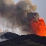 Etna in eruzione, fontane di lava e nube di cenere: voli ridotti a Catania