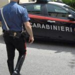 Napoli, scavalca muro della caserma e accoltella carabiniere: arrestato