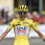 Tour de France, spettacolo Pogacar: attacca alla fine e vince in solitaria