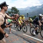 Tour de France, spettatore lancia patatine in faccia a Pogacar - Video