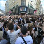 Concerti annullati per rischio attentati, i fan di Taylor Swift invadono Vienna e cantano in strada ...