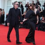 Mostra Venezia, ecco Beetlejuice: il red carpet gothic con Tim Burton e Monica Bellucci