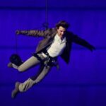 Parigi 2024, Tom Cruise versione Mission Impossible per volare a Los Angeles 2028 - Video