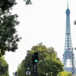 Parigi 2024, si arrampica sulla Torre Eiffel: monumento evacuato