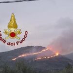 Roma, vasto incendio a San Gregorio di Sassola: aerei per spegnere le fiamme