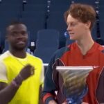 Sinner, Tiafoe e il dito medio: come rovinare la foto a Cincinnati - Video