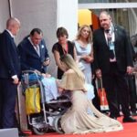 Venezia 81, l'incontro tra Angelina Jolie e un fan disabile sul red carpet: È una persona di cuore