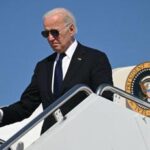 Biden e la 'foto a sorpresa', ecco il cappellino di Trump