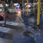 Bomba d'acqua nella notte su Roma, tempesta di fulmini e strade allagate - Video