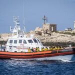 Naufragio a largo di Lampedusa, barca si ribalta: 21 dispersi, anche 3 bimbi