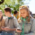 Stop smartphone sotto 14 anni e social sotto i 16, appello degli esperti al governo