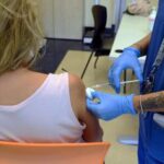 Covid, due vaccini meglio di uno: Usa consigliano doppia dose per evitare ricoveri