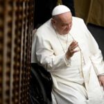 Il Papa ai giovani: Non truccatevi l'anima, non siate stelle social ma liberi