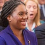 Kemi Badenoch, chi è la nuova leader dei Tory anti-woke e Brexiter-entusiasta