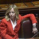 Meloni alla Camera, banchi vuoti Lega per colpa dei treni. Ironia Bonelli: Italia piena di chiodi.....