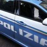 Padova, aggredisce con l'ascia due poliziotti: ispettore gli spara alla gamba per fermarlo